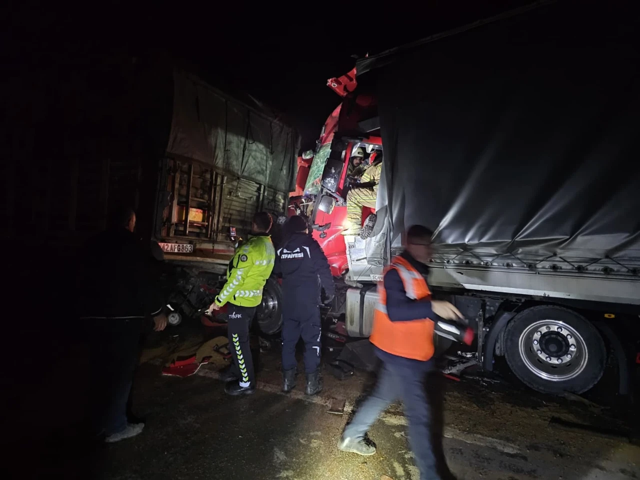 Bursa Kestel’de Iki Tir Çarpıştı Bir Sürücü Hayatını Kaybetti (4)