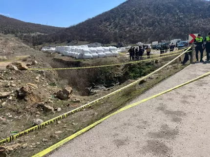 Çukura Düşen Otomobildeki 2 Kişi Öldü, 1 Kişi Yaralandı (1)