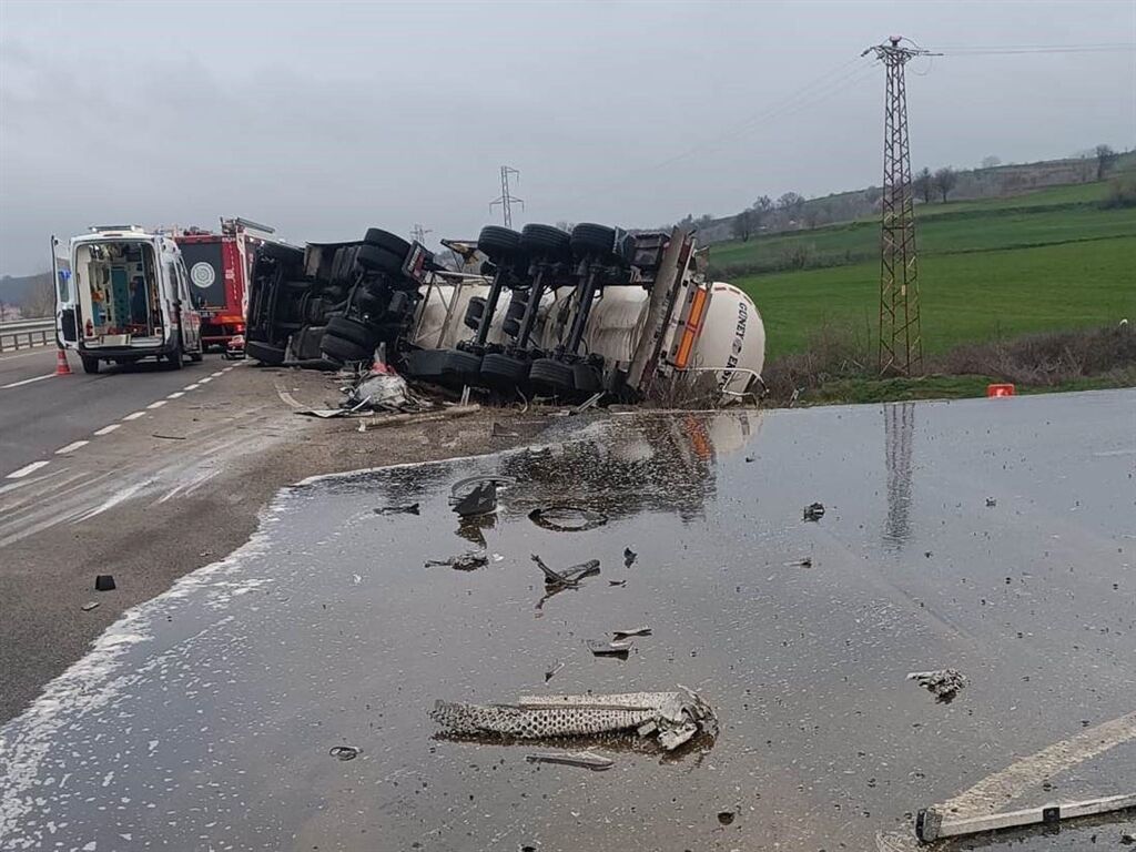 Devrilen Tankerin Sürücüsü Hayatını Kaybetti (2)