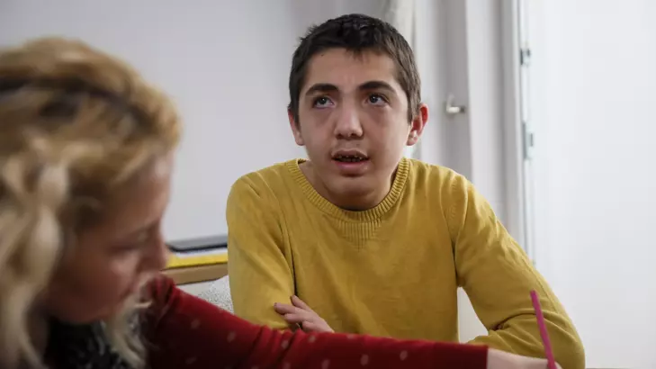 'Düşmedi' Denilen Otizmli Mehmet'in, Merdivenden Düştüğü Anın Görüntüsü Ortaya Çıktı-1