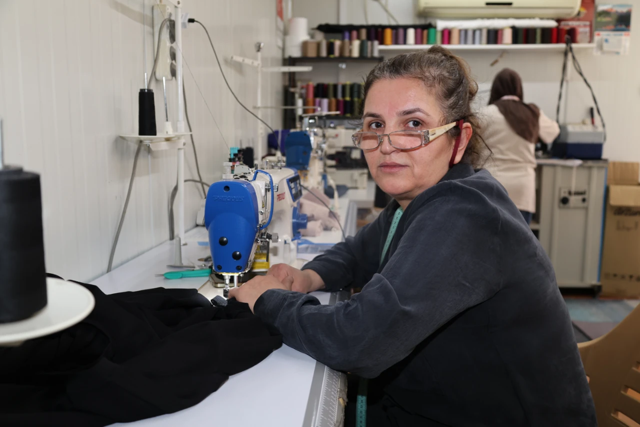 Elbistan’da Depremzede Kadın Konteynerde Kurduğu Dikimevini Büyüttü (1)