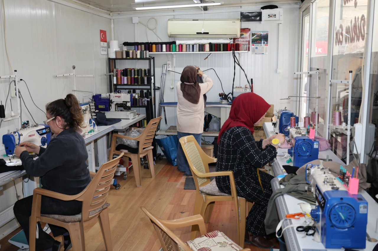 Elbistan’da Depremzede Kadın Konteynerde Kurduğu Dikimevini Büyüttü (3)