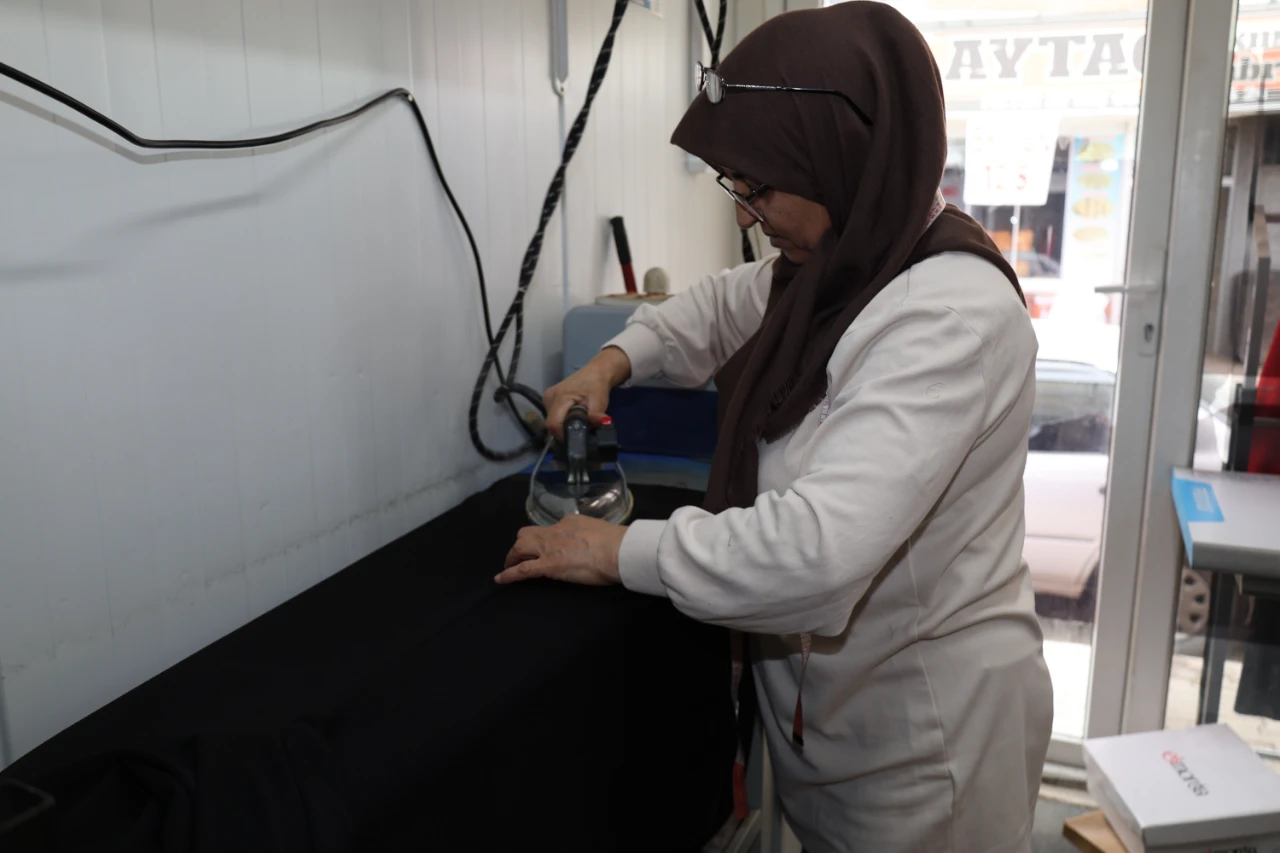 Elbistan’da Depremzede Kadın Konteynerde Kurduğu Dikimevini Büyüttü (6)