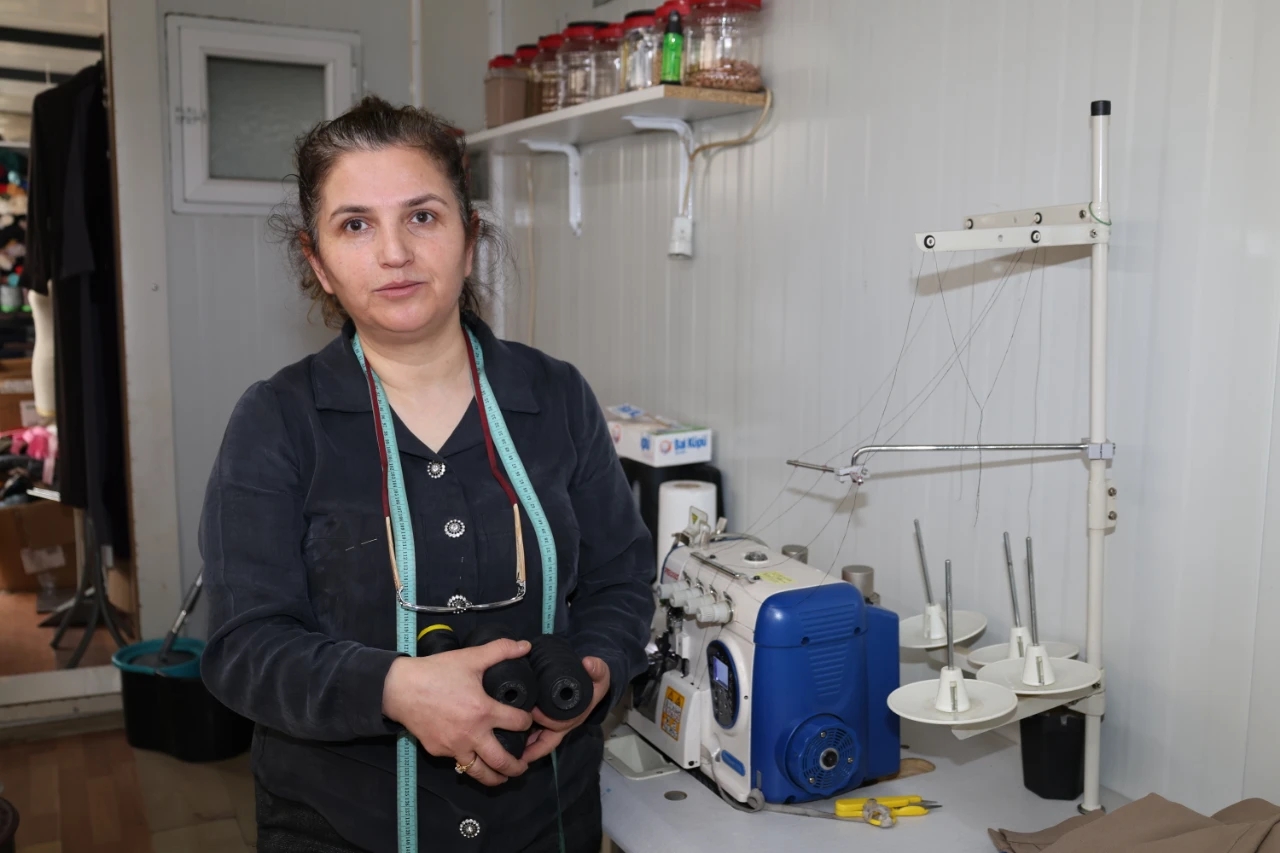 Elbistan’da Depremzede Kadın Konteynerde Kurduğu Dikimevini Büyüttü (7)