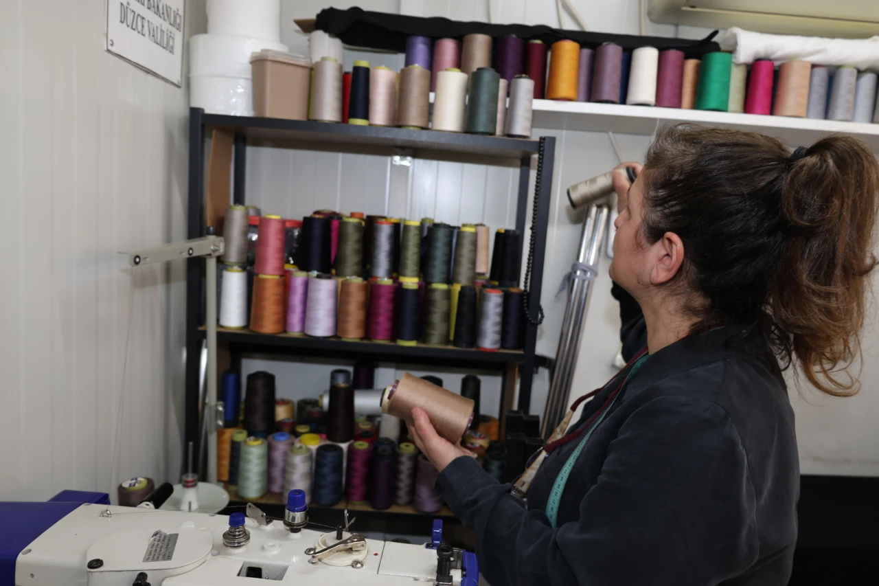 Elbistan’da Depremzede Kadın Konteynerde Kurduğu Dikimevini Büyüttü (9)