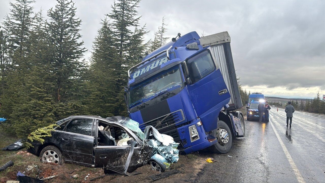 Eskişehir'de kan donduran kaza! TIR otomobili altına alıp sürükledi