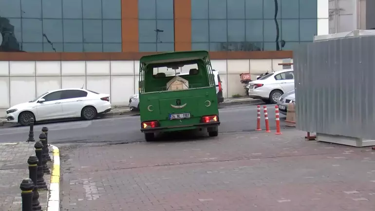 Fatih'te Çöken Binada Hayatını Kaybeden Kadının Cenazesi Ailesine Teslim Edildi (2)