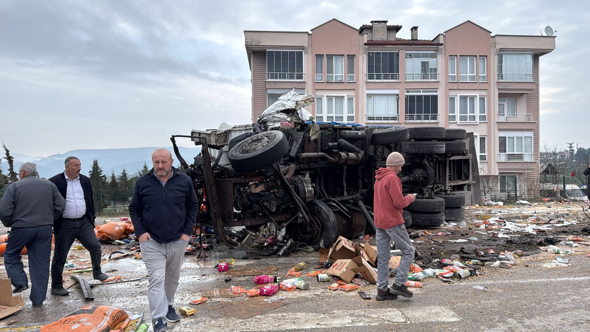 Freni Patlayan Kamyon 4 Araca Çarptı, 19 Kişi Yaralandı (1)