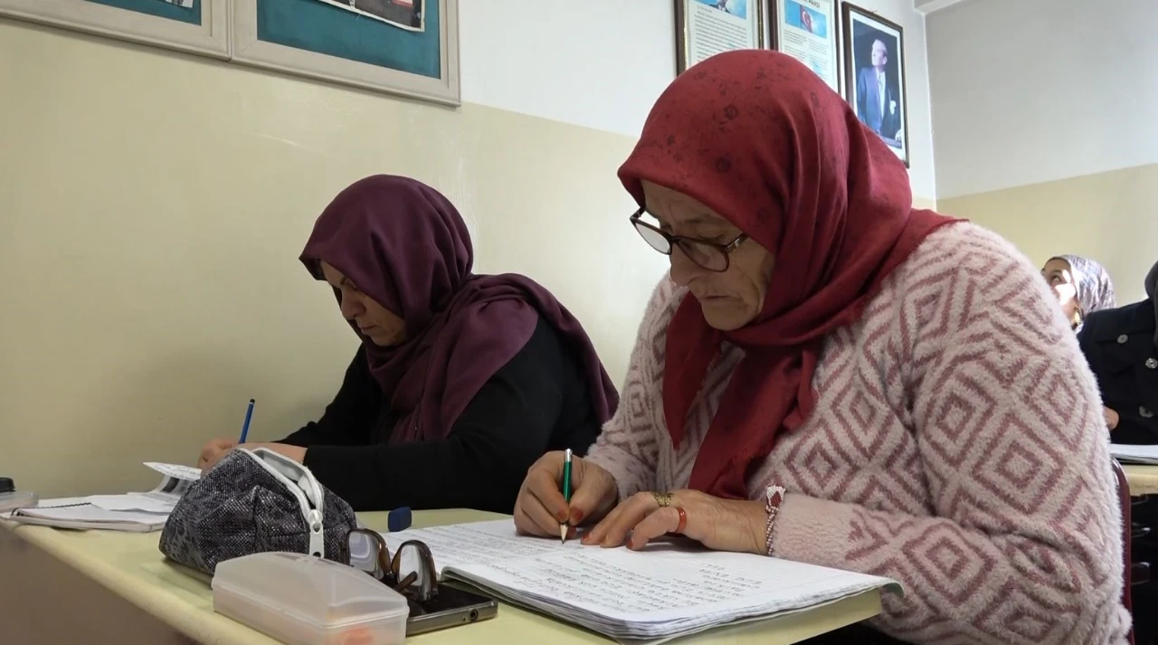 Gaziantep’te 67 Yaşındaki Fatma Kaplan 60 Yıllık Okuma Hayalini Gerçekleştirdi (2)