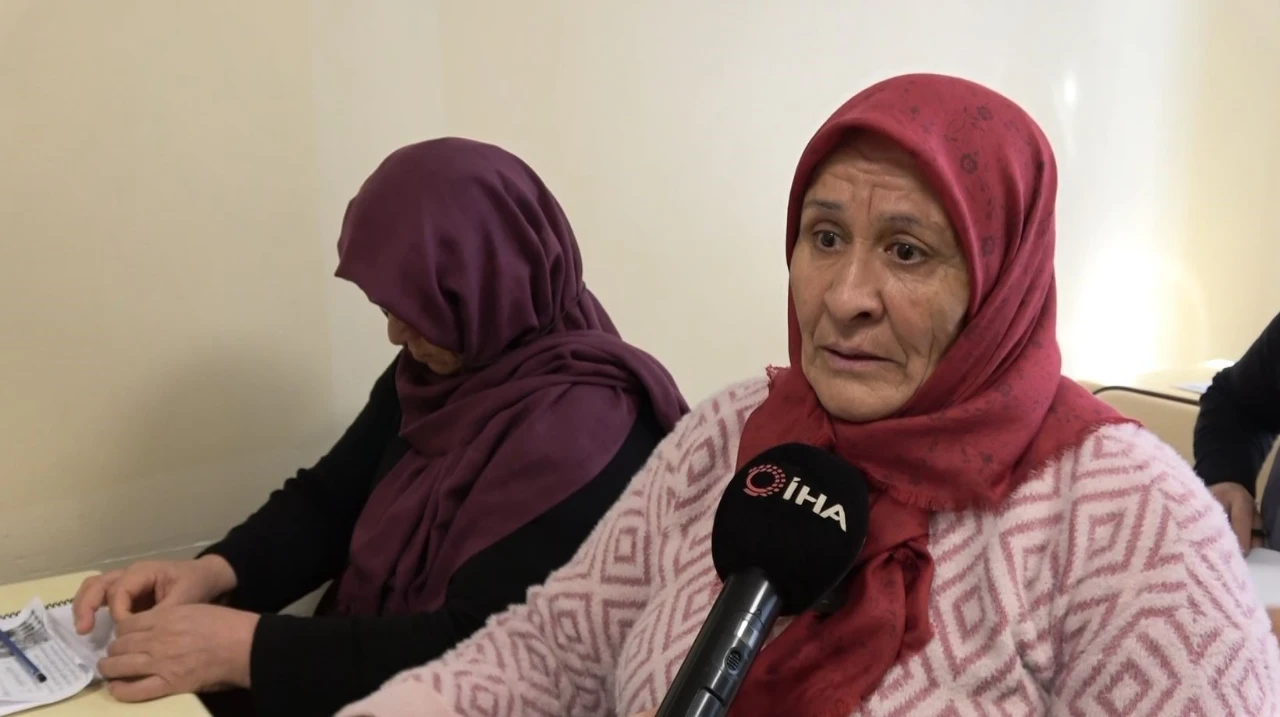 Gaziantep’te 67 Yaşındaki Fatma Kaplan 60 Yıllık Okuma Hayalini Gerçekleştirdi (3)