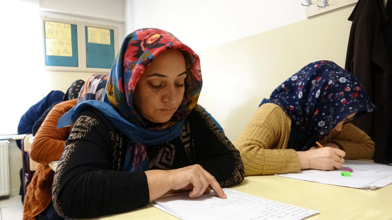 Gaziantep’te 67 Yaşındaki Fatma Kaplan 60 Yıllık Okuma Hayalini Gerçekleştirdi (4)