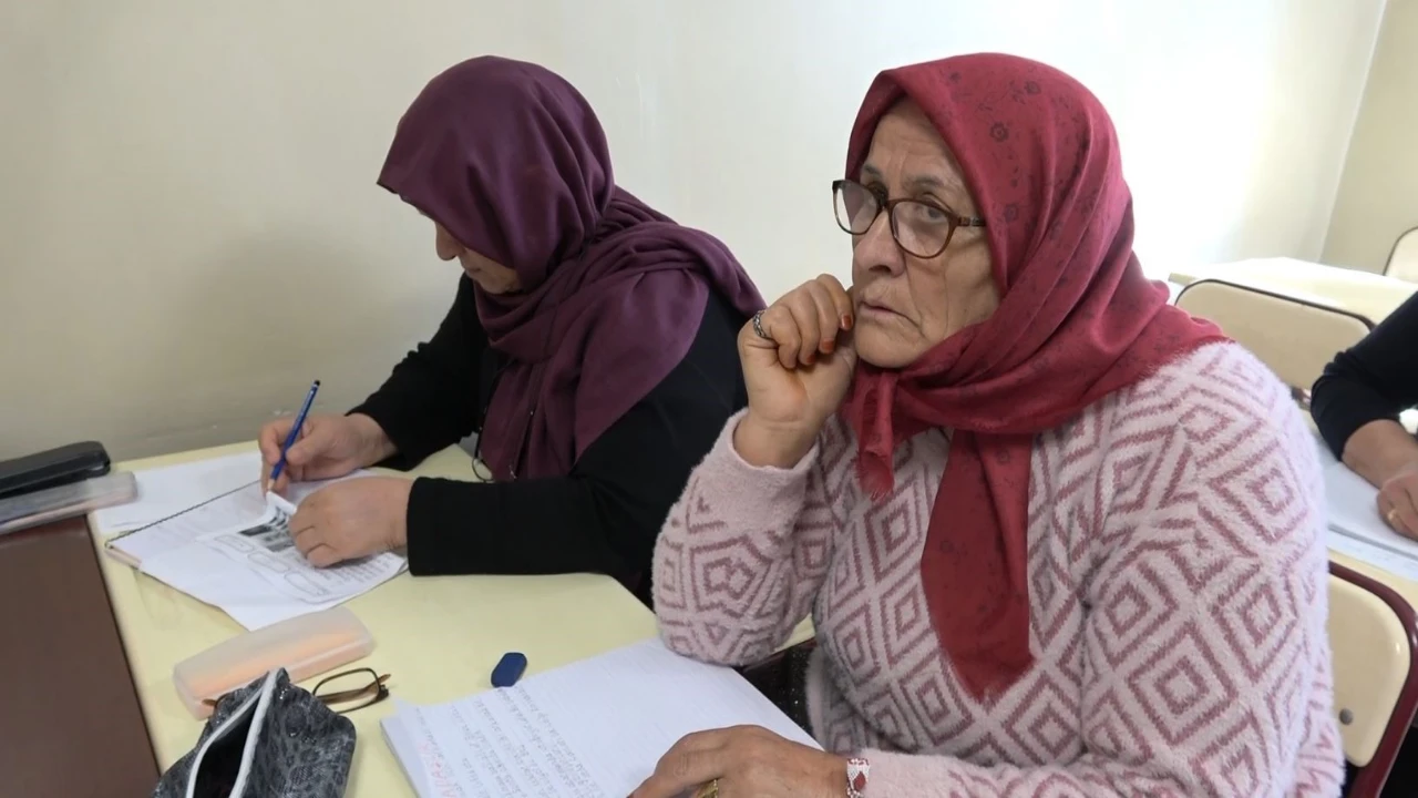 Gaziantep’te 67 Yaşındaki Fatma Kaplan 60 Yıllık Okuma Hayalini Gerçekleştirdi (6)