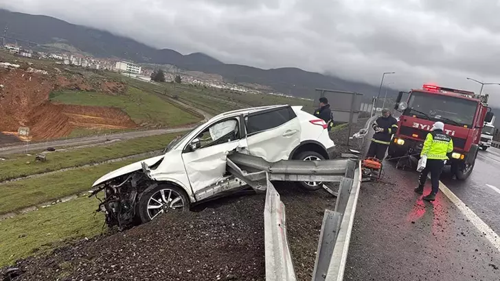 Gaziantep’te otomobil bariyere saplandı; 1 ölü, 2 yaralı