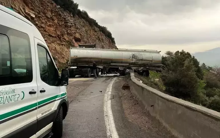 Gaziantep’te Tankerler Kafa Kafaya Çarpıştı1 Ölü, 1 Yaralı (2)