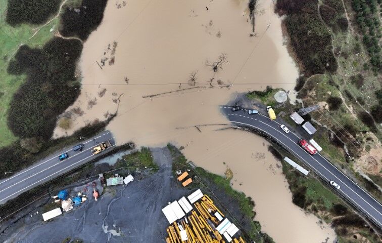 Göle Dönen Yolda Mahsur Kalan Sürücü Aracını Bırakmadı, Kurtarma Anları Kamerada (2)