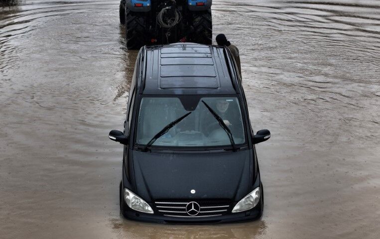 Göle Dönen Yolda Mahsur Kalan Sürücü Aracını Bırakmadı, Kurtarma Anları Kamerada (3)