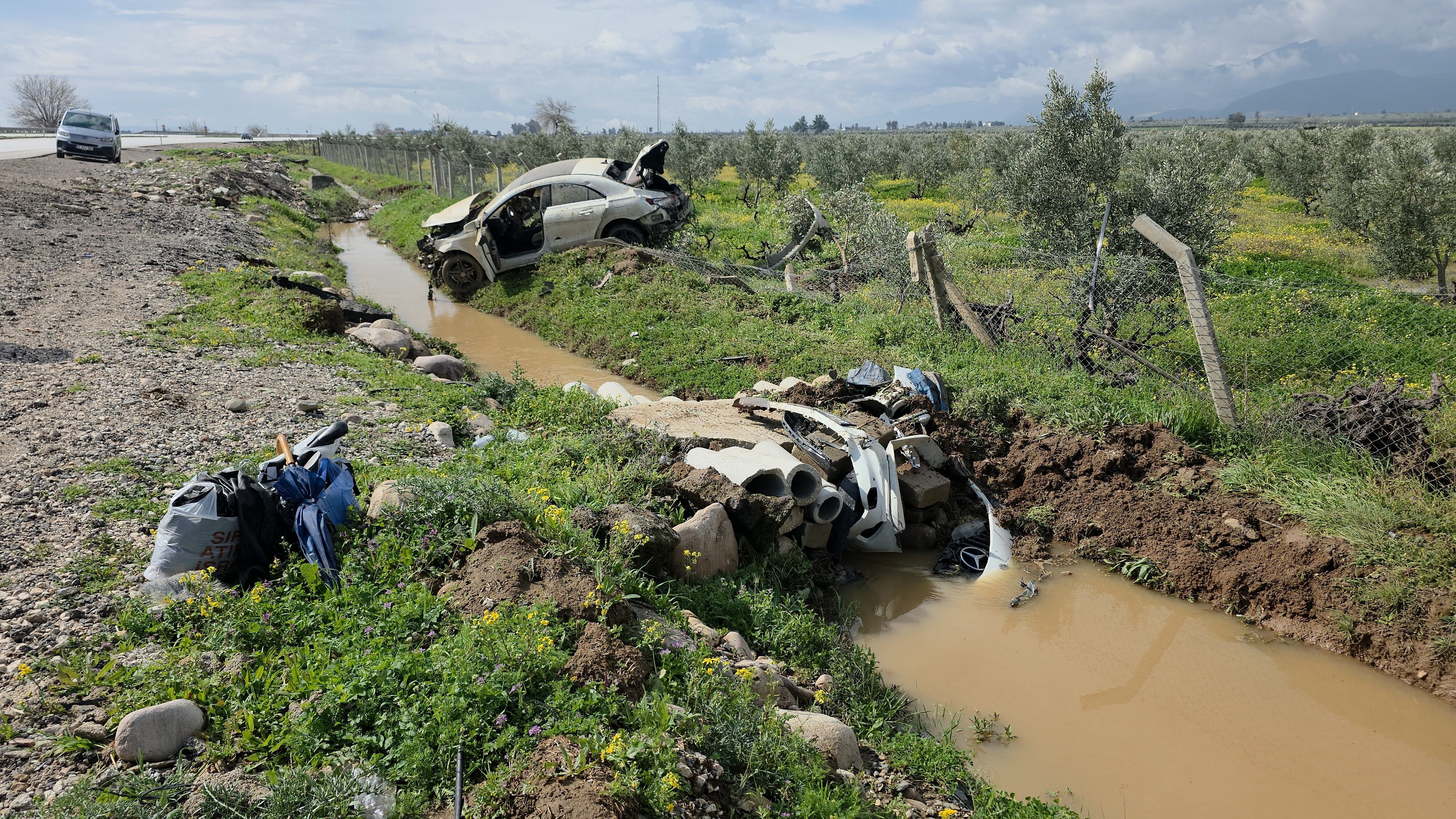 Hatay Hassa’da Mucize Kurtuluş! Hurdaya Dönen Araçtan Burnu Kanamadan Çıktı (1)-1