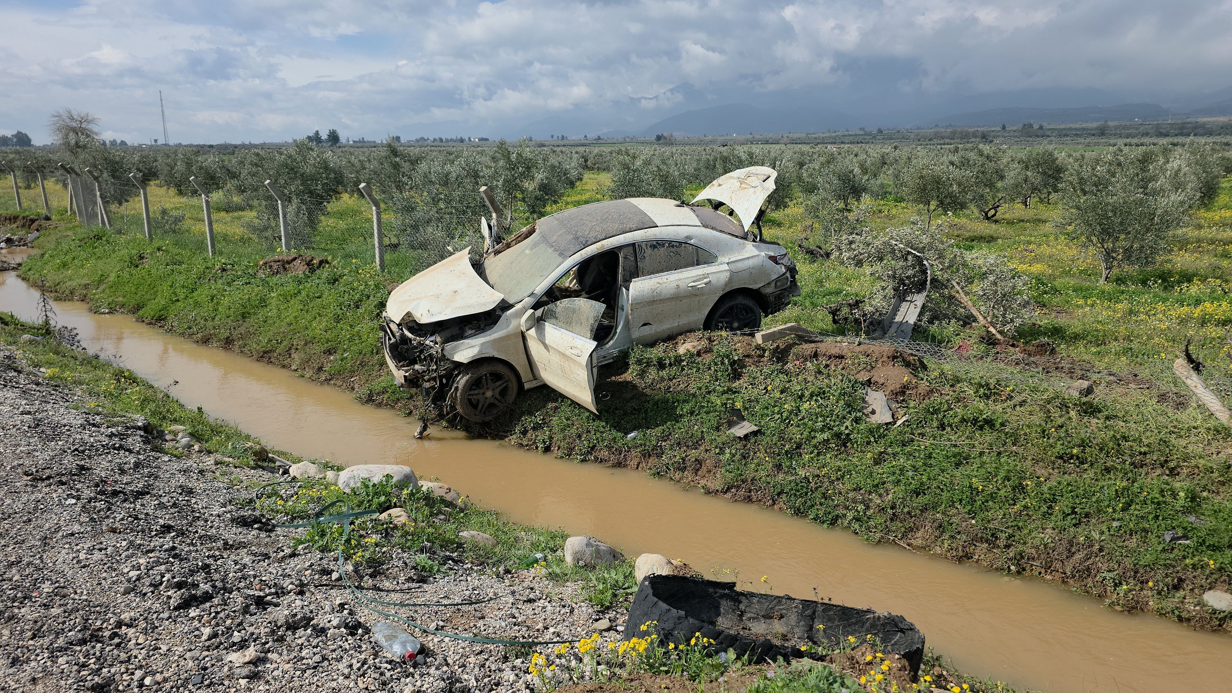 Hatay Hassa’da Mucize Kurtuluş! Hurdaya Dönen Araçtan Burnu Kanamadan Çıktı (2)