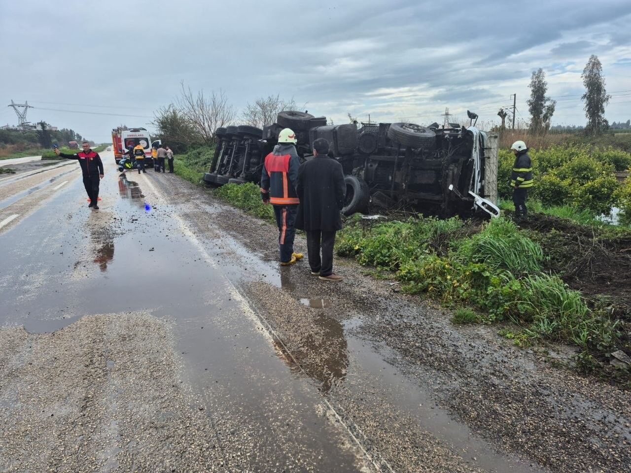 Hatay’da Akaryakıt Tankeri Portakal Bahçesine Devrildi (2)