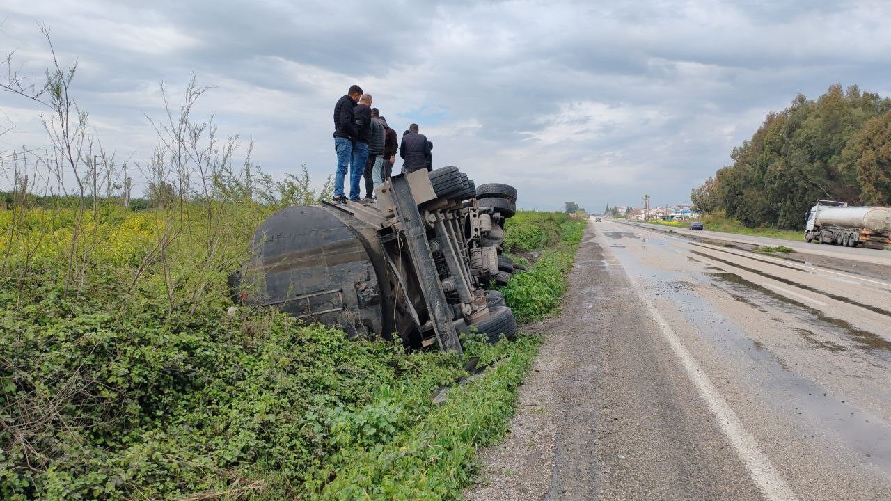 Hatay’da Akaryakıt Tankeri Portakal Bahçesine Devrildi (3)