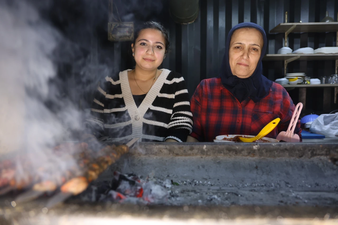 Hatay’da Depremden Sonra Anne Kız Izgara Başında Hayat Kurdu (3)