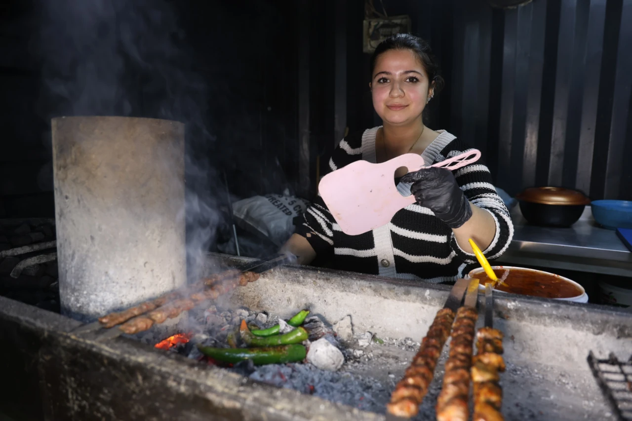 Hatay’da Depremden Sonra Anne Kız Izgara Başında Hayat Kurdu (4)