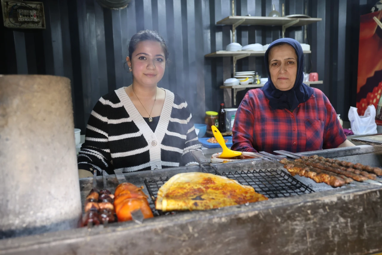 Hatay’da Depremden Sonra Anne Kız Izgara Başında Hayat Kurdu (5)