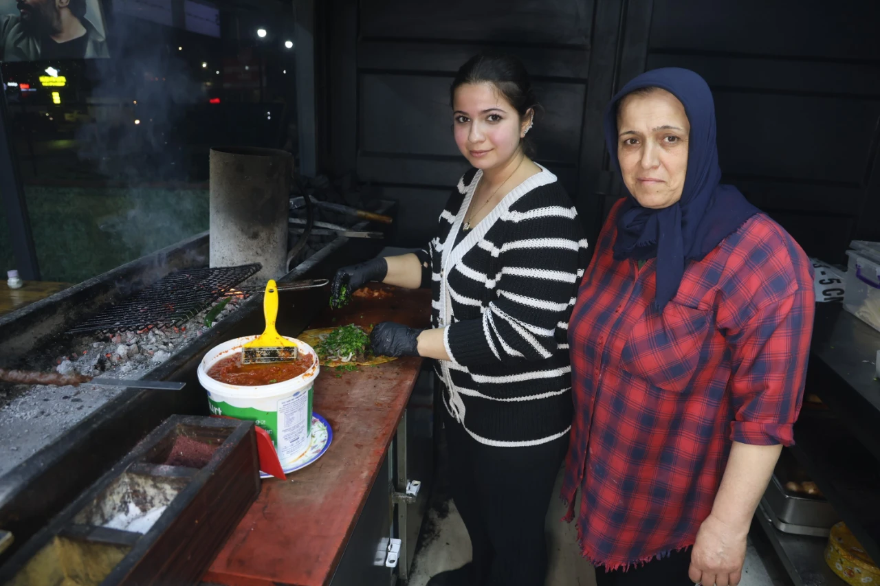Hatay’da Depremden Sonra Anne Kız Izgara Başında Hayat Kurdu (6)