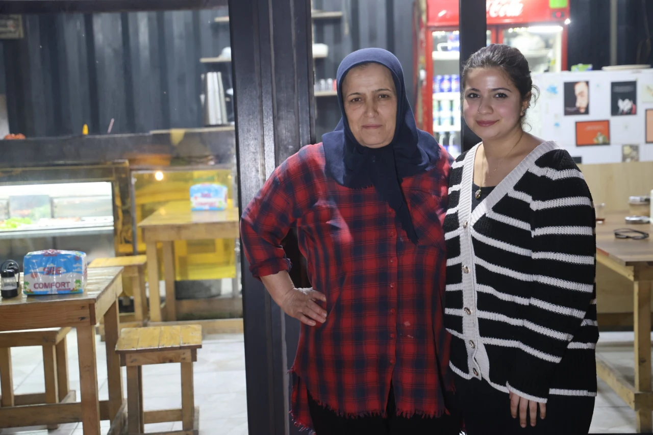 Hatay’da Depremden Sonra Anne Kız Izgara Başında Hayat Kurdu (7)