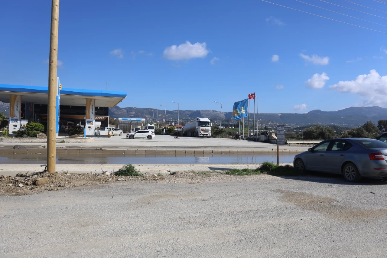 Hatay'da Korku Dolu Anlar! Sürücüsüz Otomobil Ana Yola Fırladı (1)