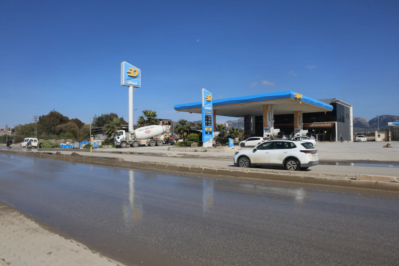 Hatay'da Korku Dolu Anlar! Sürücüsüz Otomobil Ana Yola Fırladı (4)