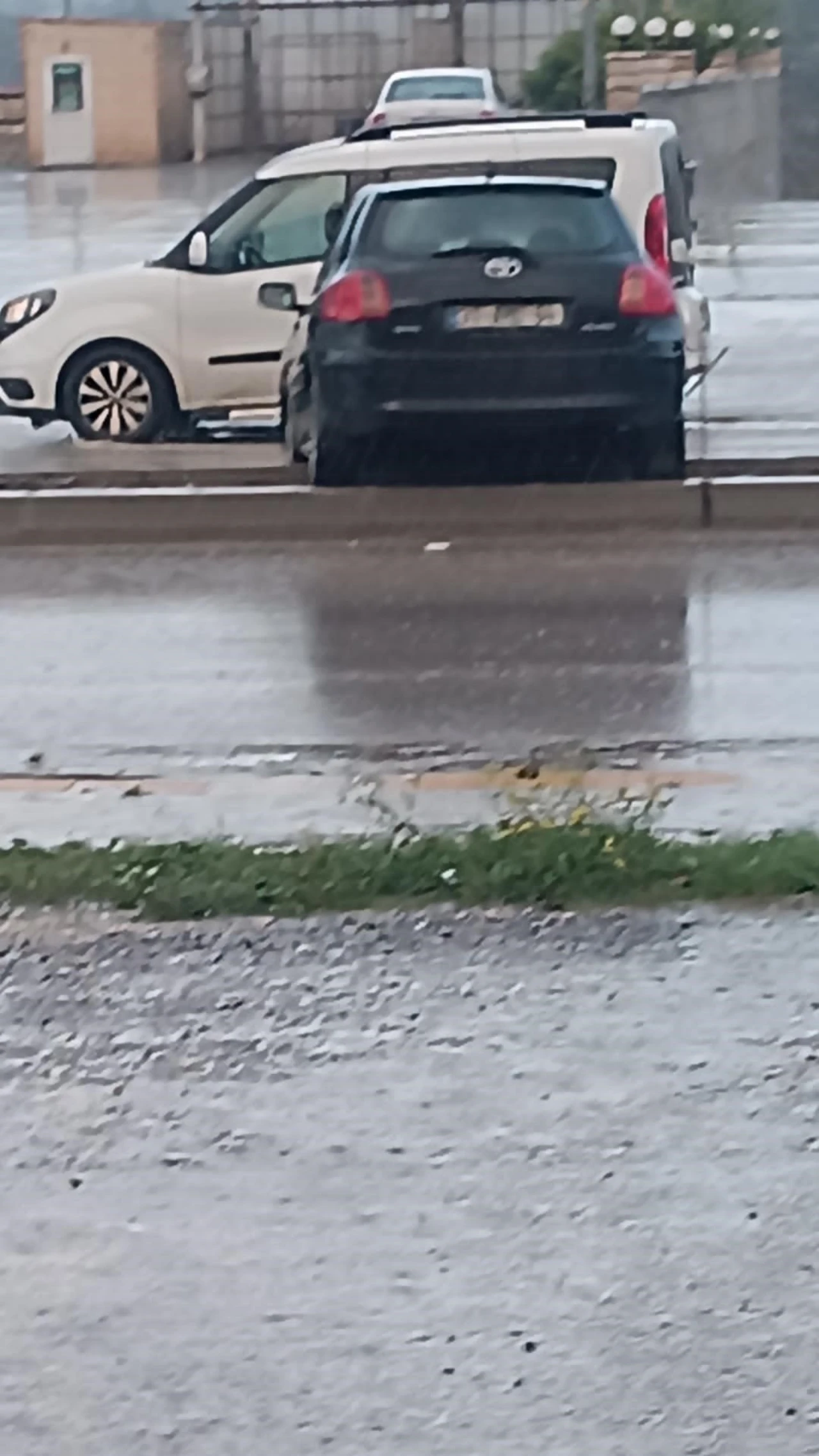 Hatay'da Korku Dolu Anlar! Sürücüsüz Otomobil Ana Yola Fırladı (5)-1