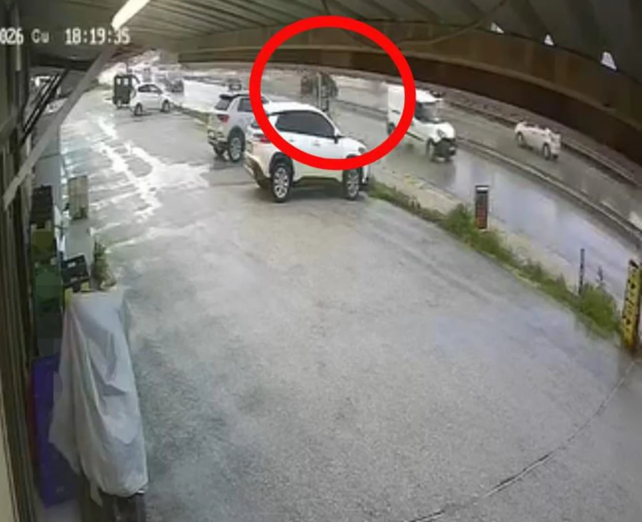 Hatay'da Korku Dolu Anlar! Sürücüsüz Otomobil Ana Yola Fırladı (6)-1