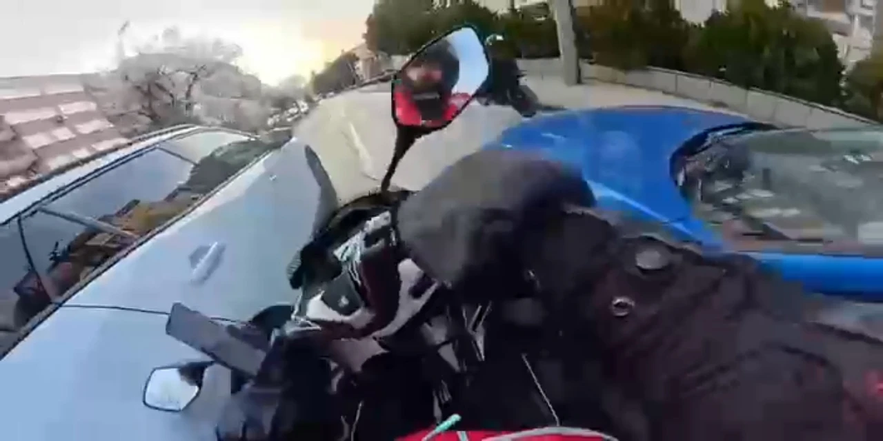 İki Otomobilin Arasından Geçmeye Çalışan Kurye Kaza Yaptı (3)