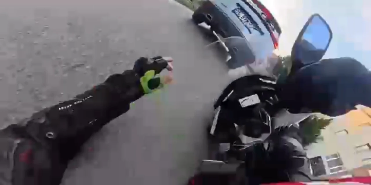 İki Otomobilin Arasından Geçmeye Çalışan Kurye Kaza Yaptı (4)