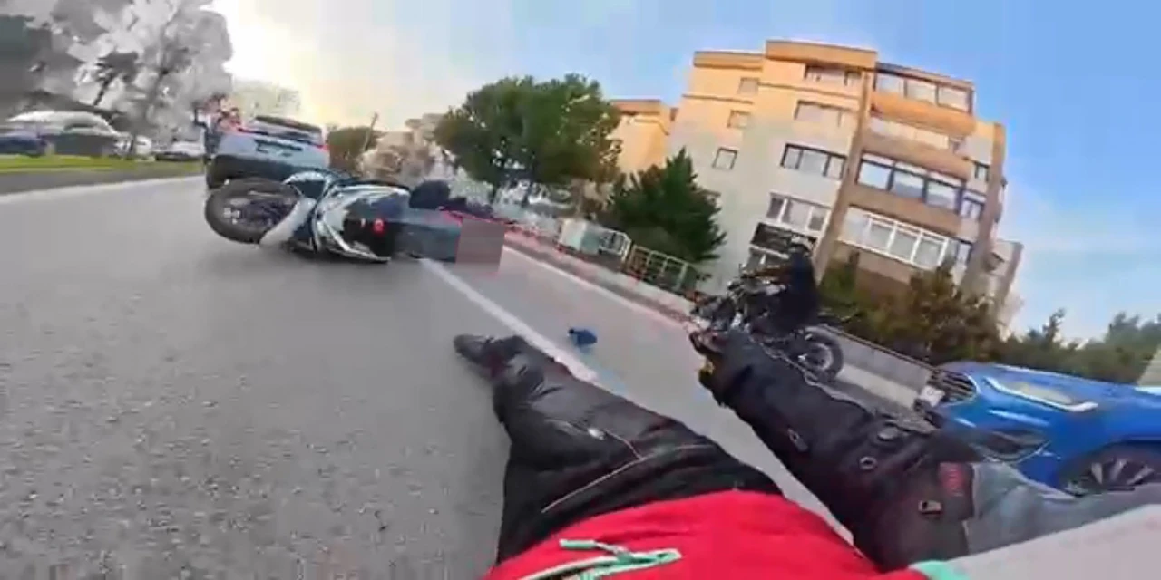 İki Otomobilin Arasından Geçmeye Çalışan Kurye Kaza Yaptı (5)