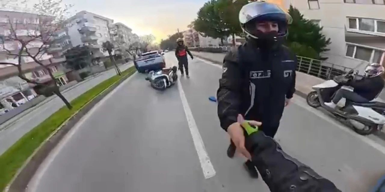 İki Otomobilin Arasından Geçmeye Çalışan Kurye Kaza Yaptı (7)