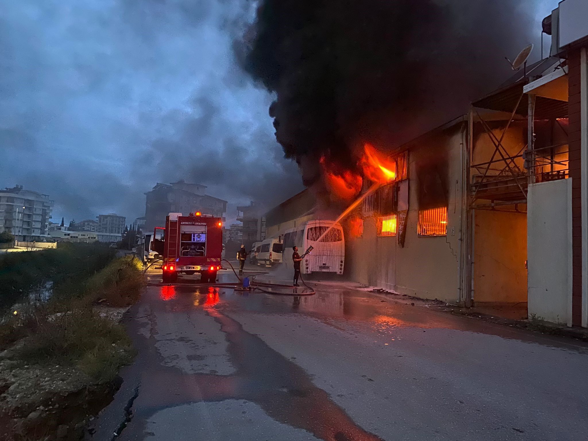 İnşaat Malzemeleri Deposunda Yangın Paniği Depo Tamamen Yandı (1)-1