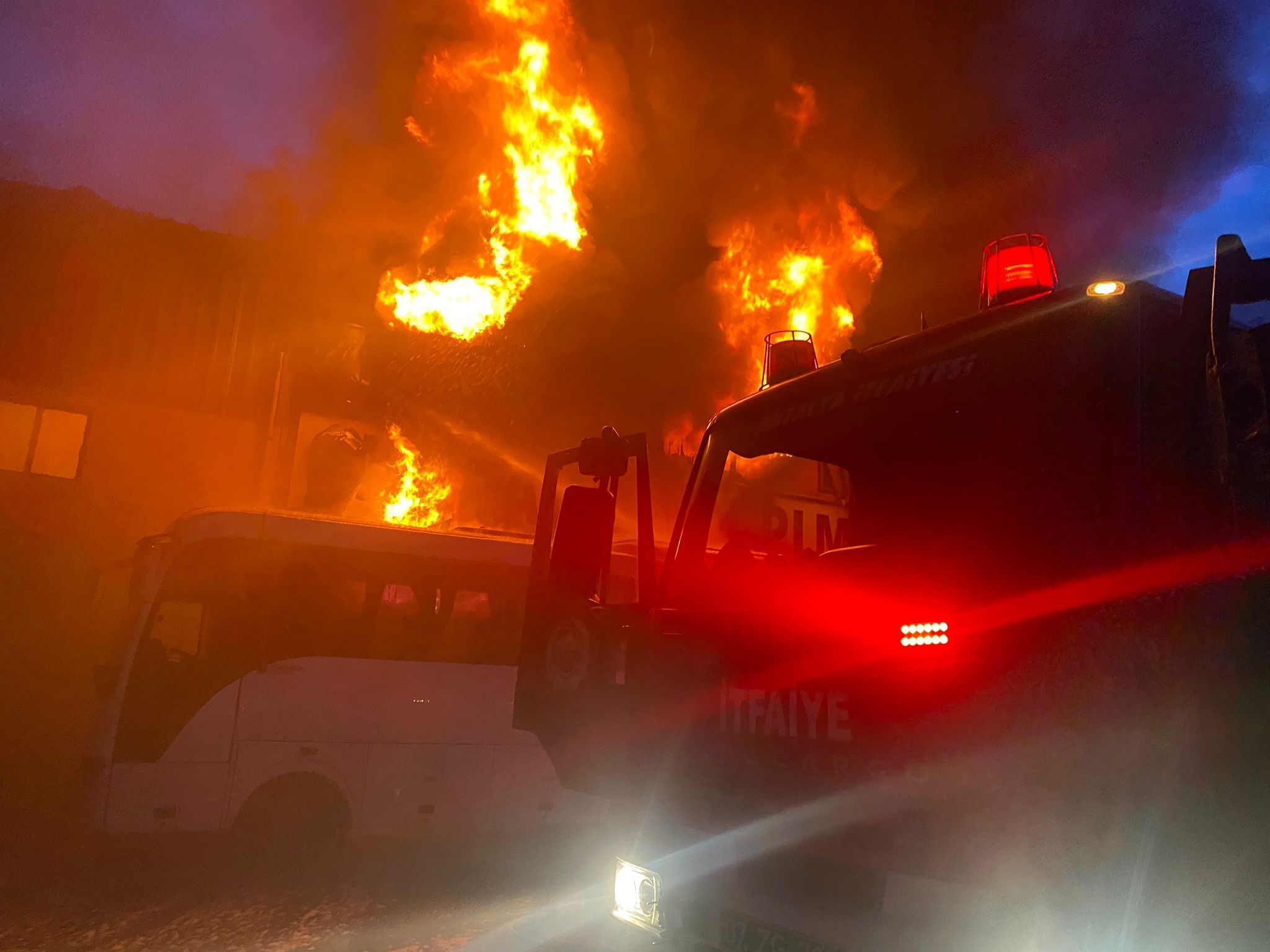 İnşaat Malzemeleri Deposunda Yangın Paniği Depo Tamamen Yandı (3)