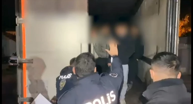 İran Sınırından Türkiye'ye Giren 25 Kaçak Göçmen, Tir'da Yakalandı (3)