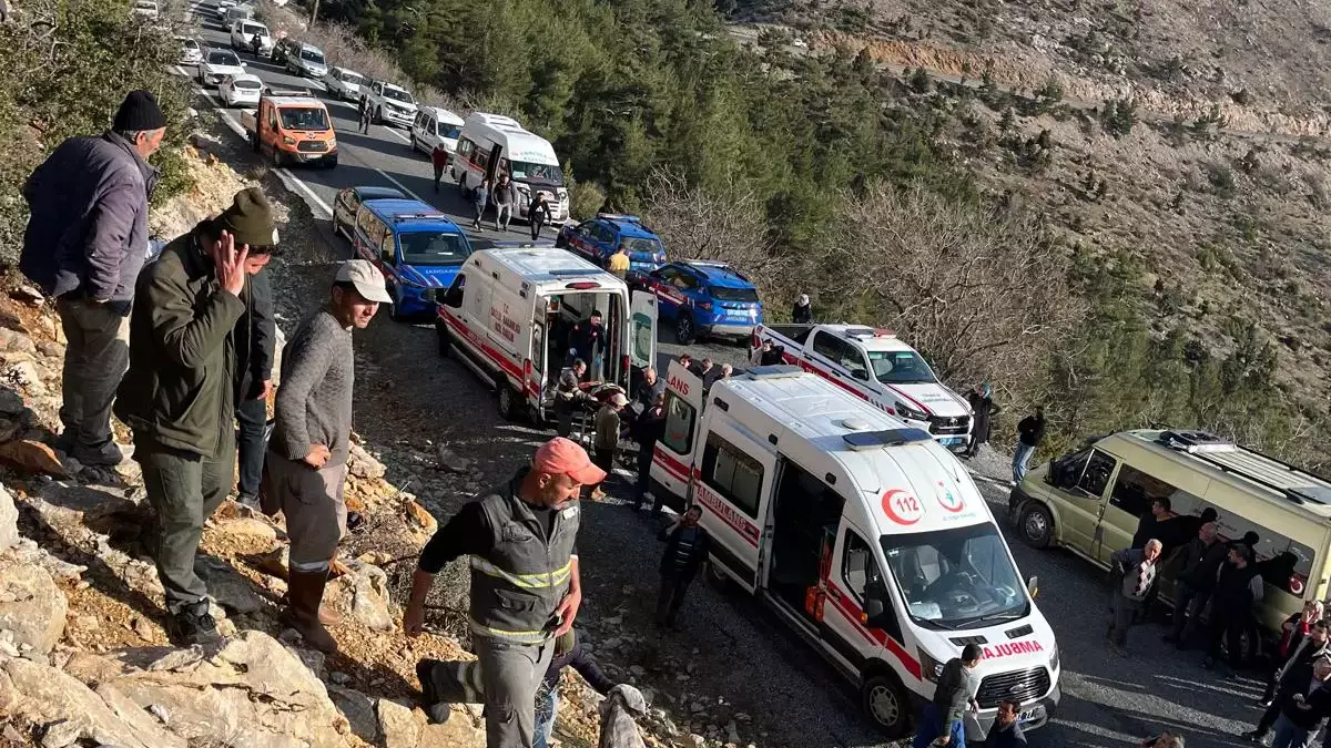 İşçi Servisi Uçuruma Yuvarlandı, 3 Ölü 11 Yaralı