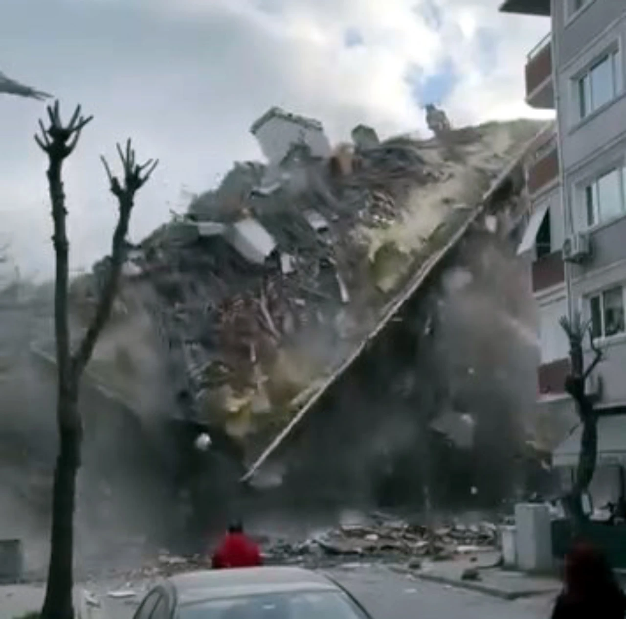 İstanbul Avcılar’da Kentsel Dönüşüm Yıkımı Sırasında 5 Katlı Bina Çöktü (1)