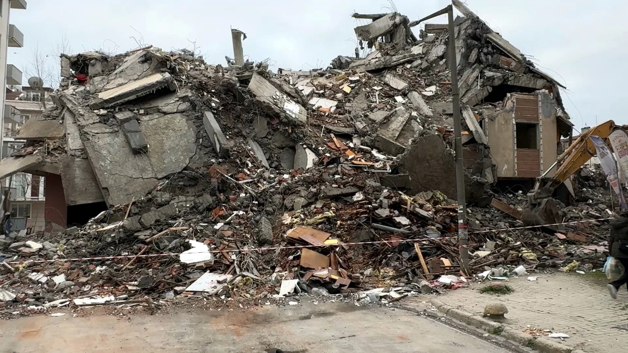 İstanbul Avcılar’da Kentsel Dönüşüm Yıkımı Sırasında 5 Katlı Bina Çöktü (10)