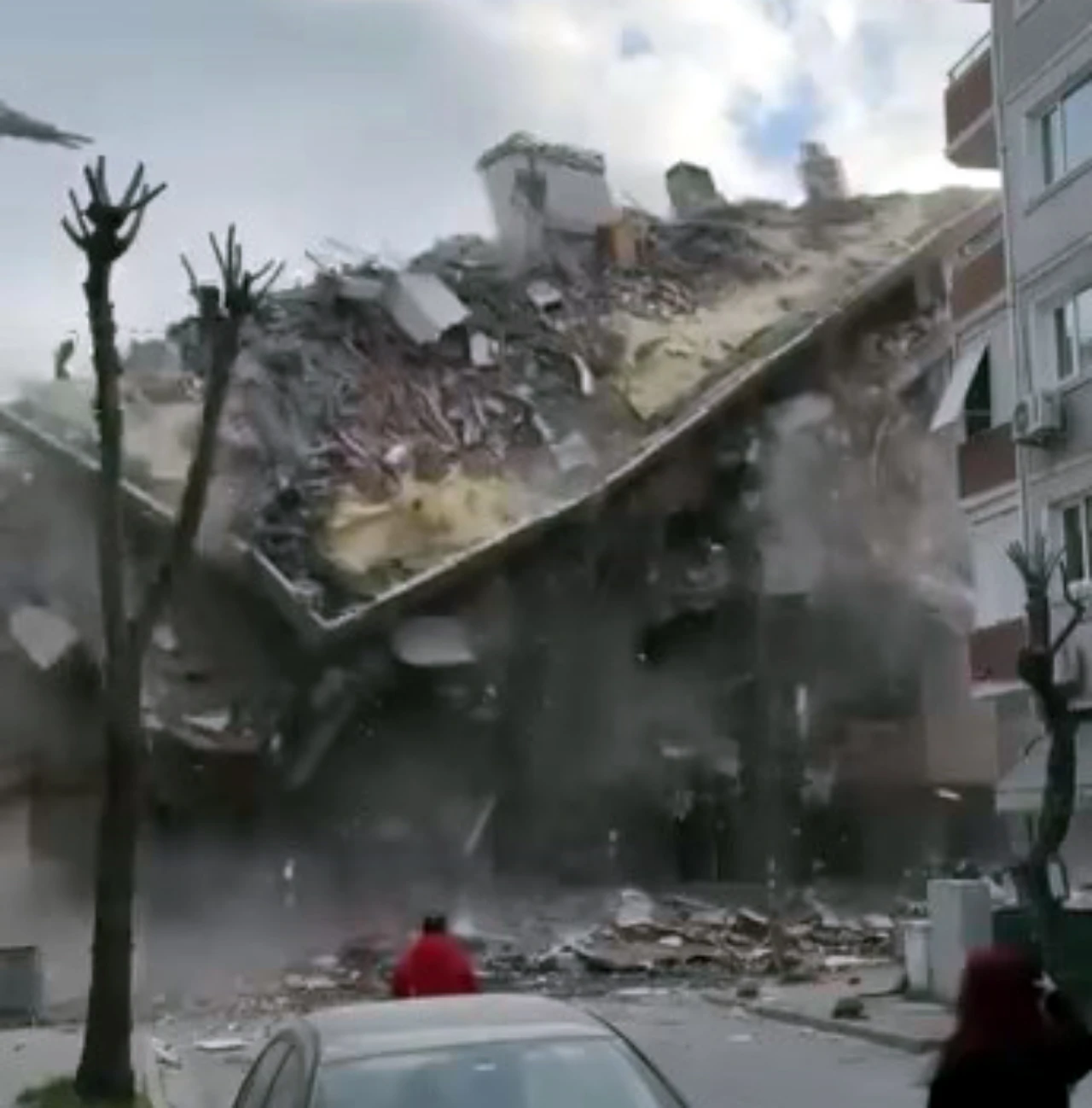 İstanbul Avcılar’da Kentsel Dönüşüm Yıkımı Sırasında 5 Katlı Bina Çöktü (2)