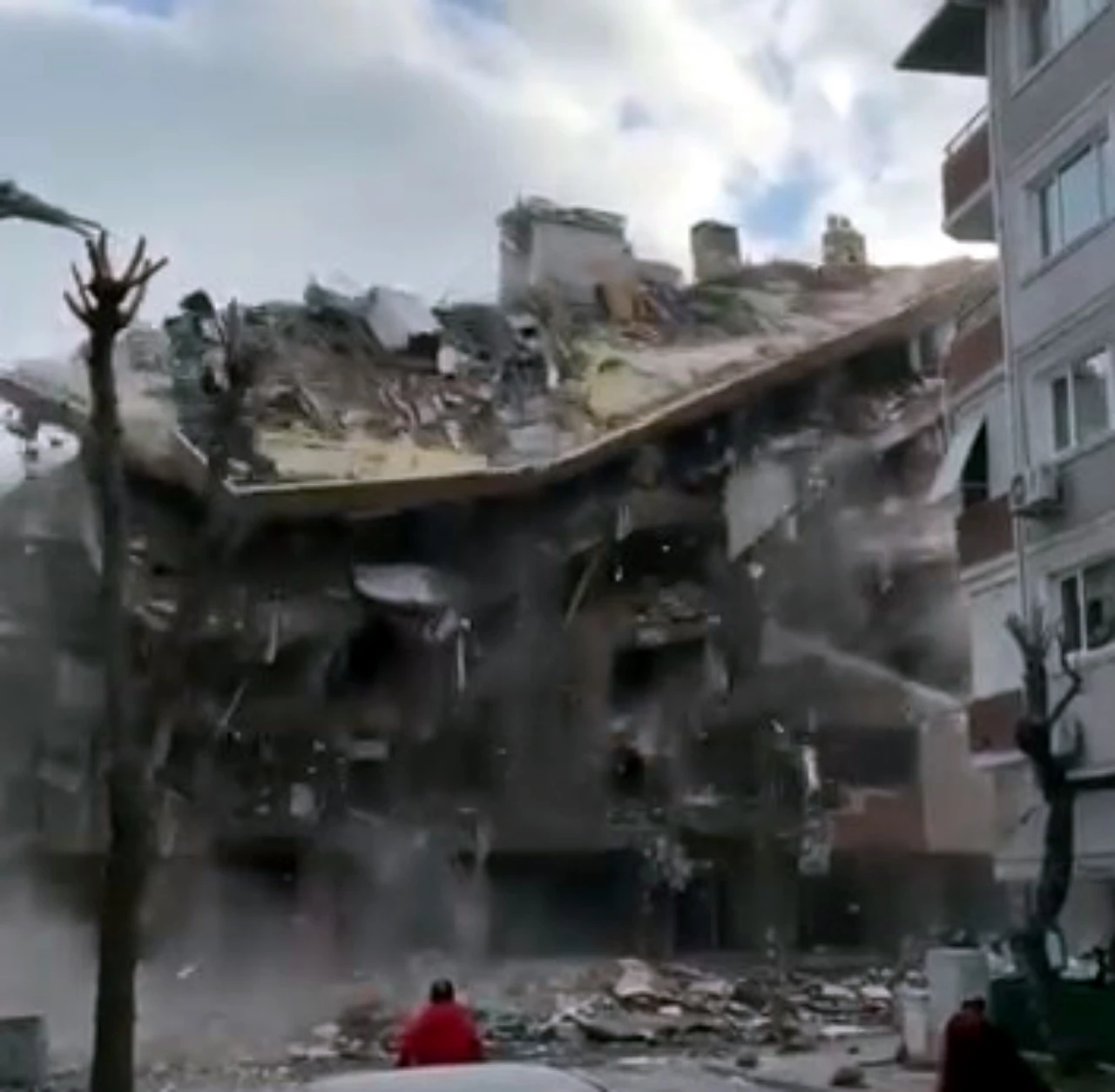 İstanbul Avcılar’da Kentsel Dönüşüm Yıkımı Sırasında 5 Katlı Bina Çöktü (3)