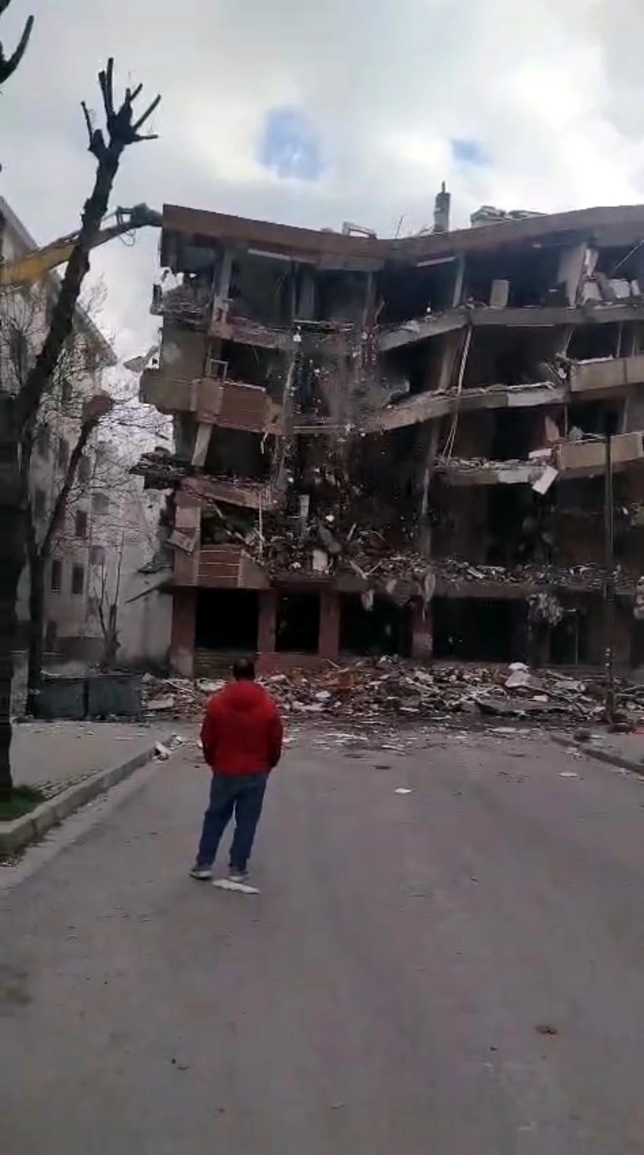 İstanbul Avcılar’da Kentsel Dönüşüm Yıkımı Sırasında 5 Katlı Bina Çöktü (6)