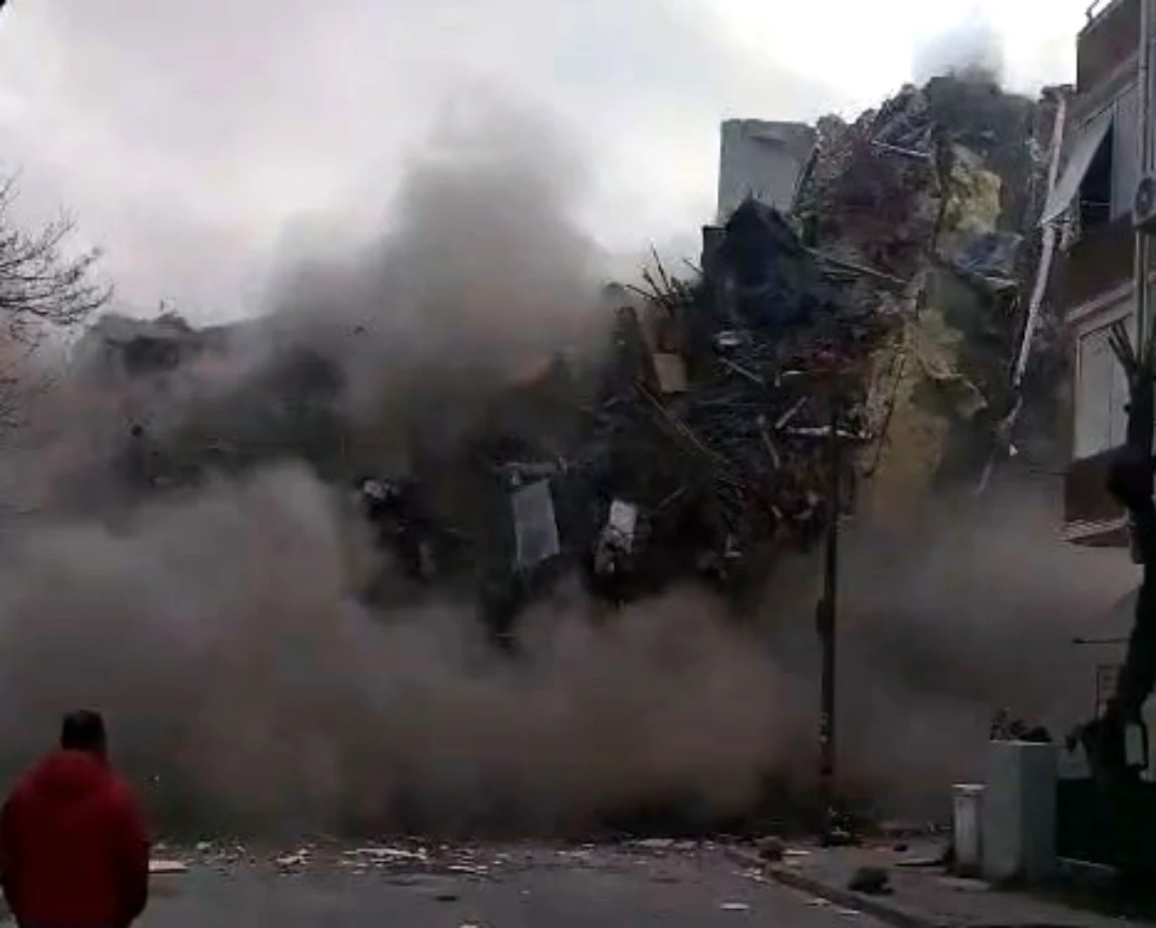 İstanbul Avcılar’da Kentsel Dönüşüm Yıkımı Sırasında 5 Katlı Bina Çöktü (7)