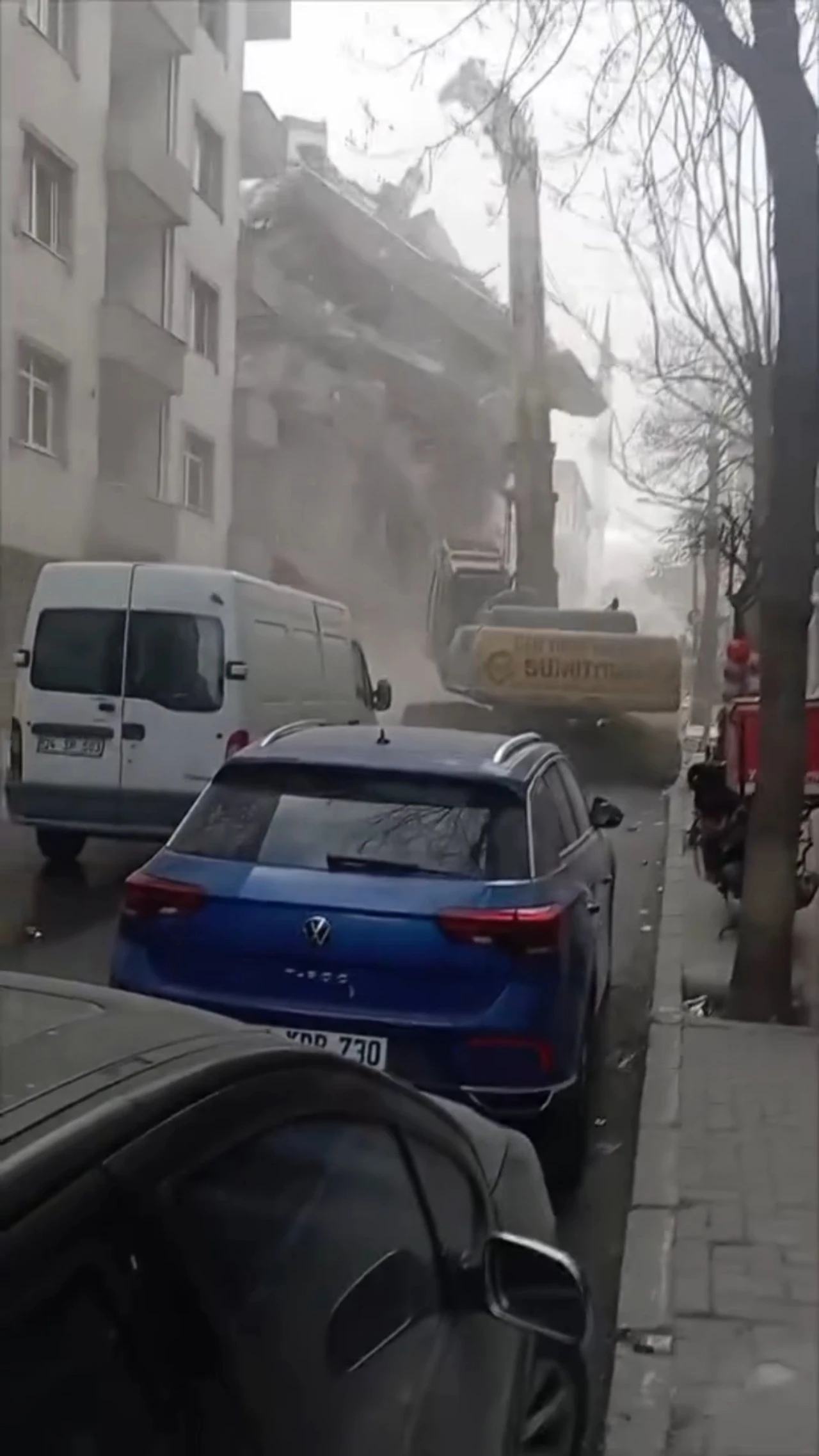 İstanbul Avcılar’da Kentsel Dönüşüm Yıkımı Sırasında 5 Katlı Bina Çöktü (8)