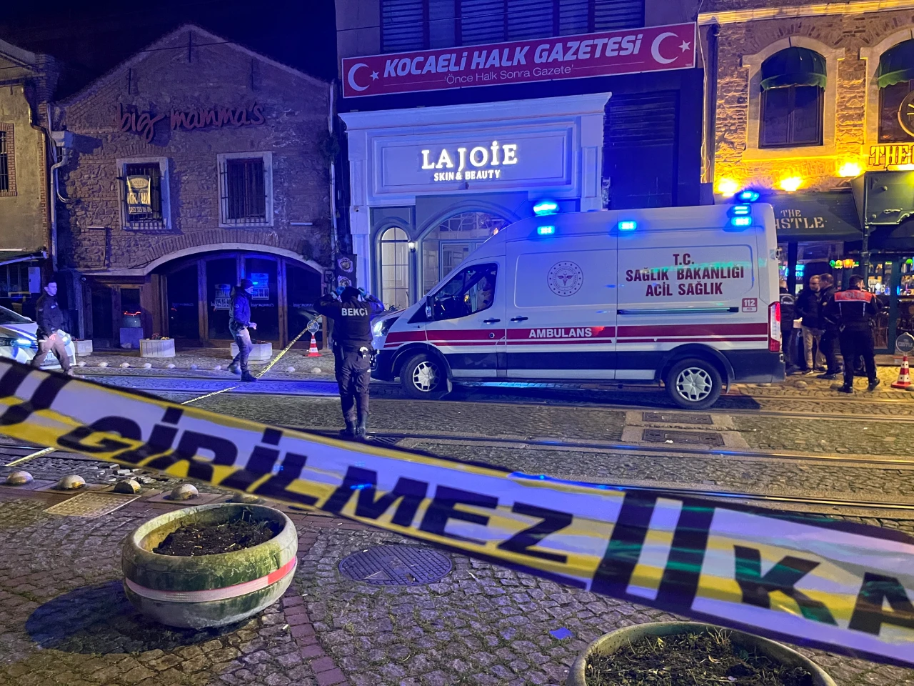 İzmit'te Eğlence Mekanı Önünde Saldırı! Araçtan Kurşun Yağdırdılar 2 Ölü (1)