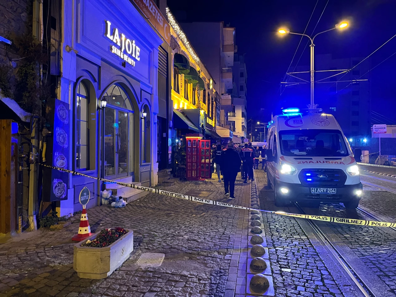 İzmit'te Eğlence Mekanı Önünde Saldırı! Araçtan Kurşun Yağdırdılar 2 Ölü (2)